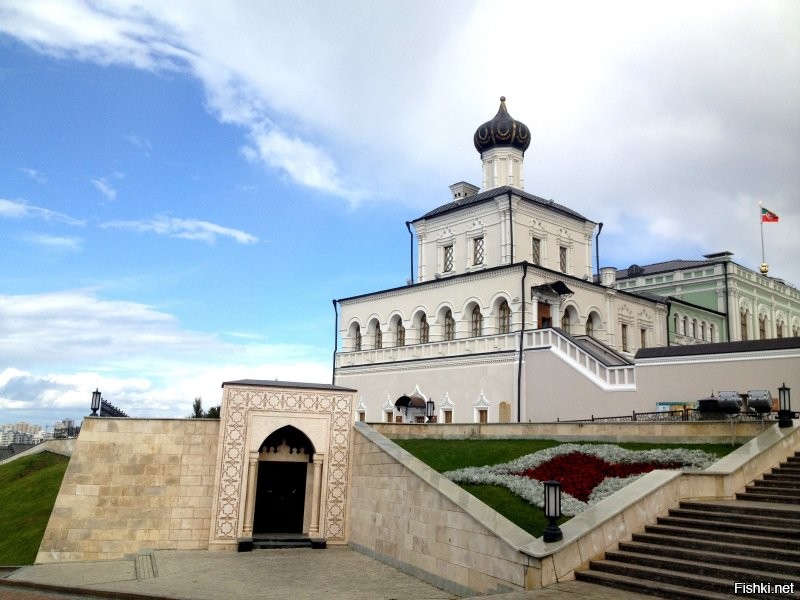 Неплохо было бы прежде чем на купюре крест рисовать на самой церкви его поставить