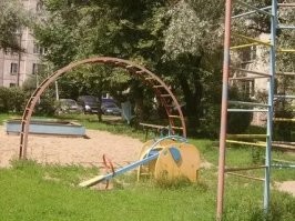 Ога, офуительно безопасные детские площадки были в моем детстве. И падали, и травмировались, даже слышал о смертельных случаях (может взрослые просто пугали) и ничего. Если ты неуклюжий дофпаеб, нефуй лазать куда не положено.