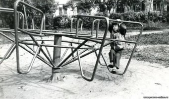 Ога, офуительно безопасные детские площадки были в моем детстве. И падали, и травмировались, даже слышал о смертельных случаях (может взрослые просто пугали) и ничего. Если ты неуклюжий дофпаеб, нефуй лазать куда не положено.