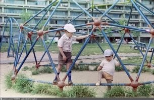 Ога, офуительно безопасные детские площадки были в моем детстве. И падали, и травмировались, даже слышал о смертельных случаях (может взрослые просто пугали) и ничего. Если ты неуклюжий дофпаеб, нефуй лазать куда не положено.