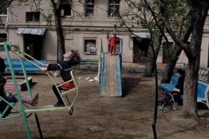 Ога, офуительно безопасные детские площадки были в моем детстве. И падали, и травмировались, даже слышал о смертельных случаях (может взрослые просто пугали) и ничего. Если ты неуклюжий дофпаеб, нефуй лазать куда не положено.