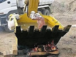 Экскаваторщик круче. У них с подогревом