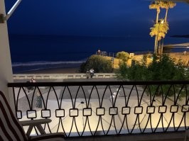 Помню в Португалии снимали апартаменты на первой линии и примерно в 6 утра я всех своим криком поднял шла большая стая дельфинов это действительно было красиво я ни разу такого не видел . Я когда у нас в море да походит парочка и прыгают у борта но там был такой большой косяк я чуть дар речи не потерял это просто завораживает . Фотки не успел сделать но потом каждое утро лежа в кровати смотрел в море и думал что опять придут но видать они кого то загоняли . Вот такой вот вид был из спальни и из зала .