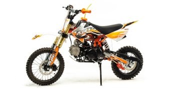 Питбайк это упрощенный кроссовый мотоцикл(см фото). Это мини-мотоцикл, он маленького размера, есть так же стандарты колесной базы питбайков, но в них мы углубляться не будем. На видео спереди мотоцикл эндуро, а сзади его догнал кроссовый мотоцикл