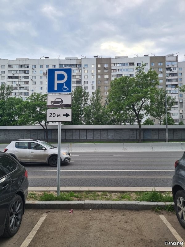 Сегодня специально заехал, надо порыться в пдд, насколько эта коллекция знаков легитимна.