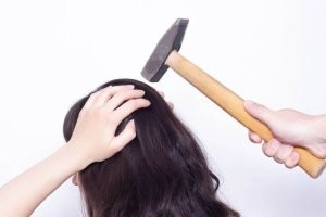Бабушка попросила девушку подвинуть сумку, чтобы присесть на лавку