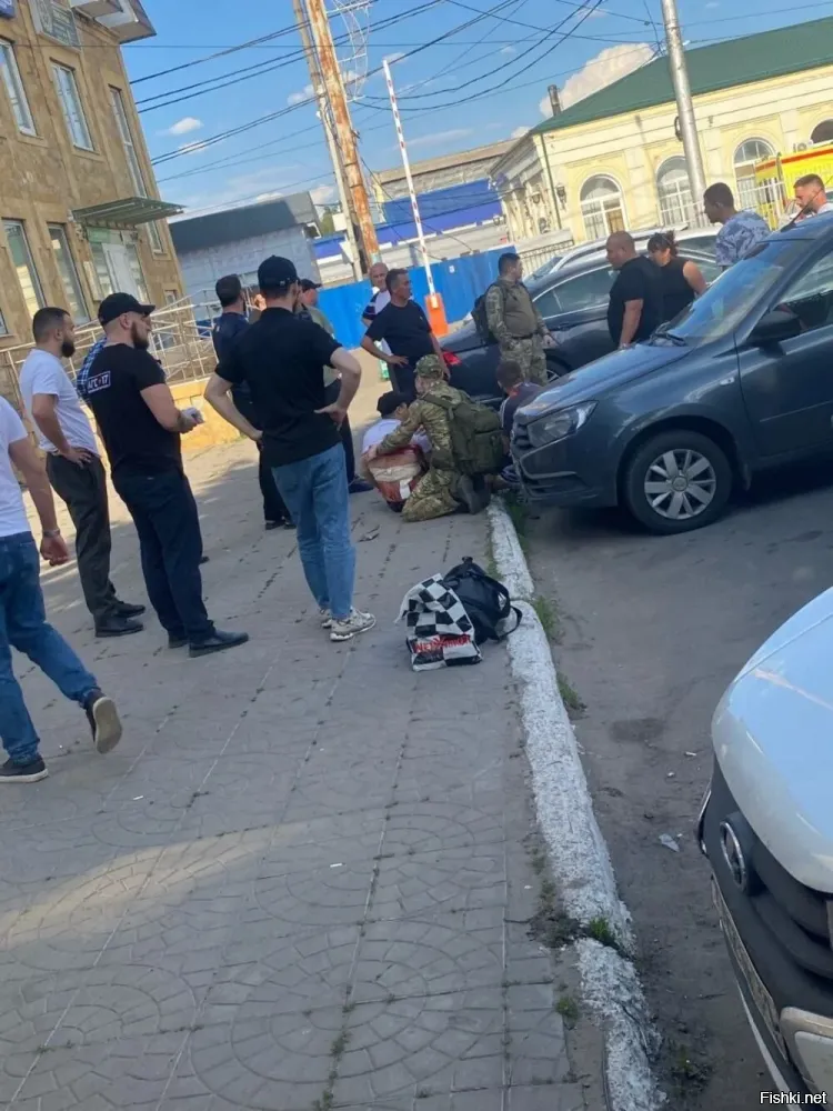 Эти недострелянные, с барбершопными бороденками стоят, а боец, явно с СВО, первую помощь оказывает.
Время героев - не слоган из телевизора....