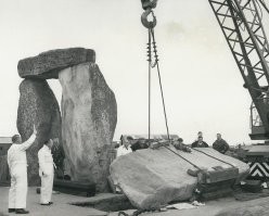 "Расположенный на равнине Солсбери в Англии, этот мегалитический комплекс был возведён задолго до Римской империи, до первых строк древнейших книг, до даже самых смутных воспоминаний наших предков.

Кто его создал? Зачем? Как они передвигали эти исполинские блоки без единой капли стали и колеса?"