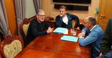 А что Зеленский? 
================
Да просто предупреждение остальным любителям кокаина в плацкартных вагонах.
Типа этих.
Разъездились в безопасности,  обеспеченной честным словом Путина.
А вот нефиг.