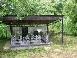 Ну так в крематориях сжигают. В Абхазии хоронят в огородах. Никаких катастроф не случилось,наоборот - удобно родственников навещать и за могилками ухаживать.