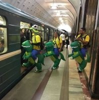 В дверях коренной москвич стоит.