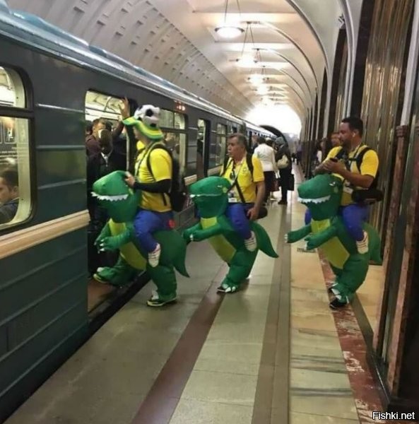 В дверях коренной москвич стоит.