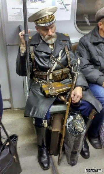 А как его вообще в метро пропустили с таким набором?