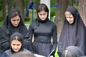 Девушка сидит в платке с открытым лицом, никому ничего не навязывает. У нас люди в церковь примерно так же ходят. В монастырях монахини так одеваются. Утверждая, что у нас так запрещено ходить, женщина не знает ни законов, ни культуры собственного народа.