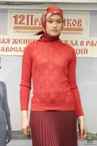 Головные платки у женщин соответствуют православной традиции. Но они повязываются не так как у мусульманок.