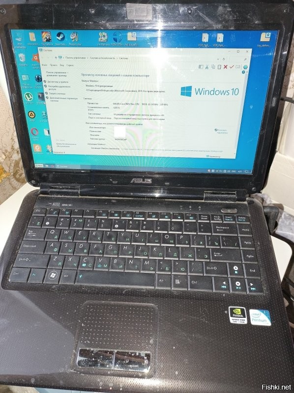 Там целая история была.
Где-то в 2007-м году у ASUS появилась серия ноутов К40-К50-К70. Отличались диагональю экрана.  Материнки были взаимозаменяемые. 
Я тогда купил себе К50АВ.  Слабенький АМД Турион ZM84 и довольно неплохая видеокарта Радеон ХД4570. Fallout3 шёл на высоких без тормозов.
Несколько позже мне подогнали за просто так К40IN в нерабочем состоянии, без жестяка и оперативы. Проц стоял Пентиум Т4300.
Вскрытие показало, что пробит диод на входе.  Замена, ноут запустился. И тут оказалось, что разбит в хлам экран. Уже хотел закинуть ноут куда-нибудь в тумбочку, но решил-таки глянуть, что есть на Алике. А там появился продаван без роду и имени, который предлагал матрицу за какие-то 1600 рублей.  Ну, думаю, если что, у Алика выпрошу деньги назад, если обманут. Не обманули. Матрица приехала. Новая в целости и сохранности. Продаван после с Алика пропал :).
Ну а я заменил матрицу, нарыл у себя оперативы, заказал на Алике же SSD от KingSpec и проц Core2Duo T9600 и ноут нормально работает по сей день. 
Поскольку производительность Core2 значительно выше была, чем Туриона, а малый размер ноута был предпочтительнее, то К50АВ я продал на Авито. 
K40IN таскал на работу, он как раз влазил в портфель идеально.