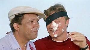 Мужчина решил проверить, что будет если сильно сжать игрушку антистресс