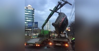 Владелец не будет "доказывать"! Он просто предъявит Иск о строплении за диски, которые оказались повреждёнными... с подкреплённой фото- и видео- фиксацией. 
Да, он сначала оплатит штраф за нарушение правил парковки, счёт за эвакуацию, счёт за хранение на спецстоянке (если свыше бесплатного лимита времени), а потом получит денежные средства за материальный ущерб, полученный путём рукожопой эвакуации "за диски"! 
Знаю точно, что в Москве ГУП АМПП и ещё две коммерческих организации (тоже перемещение ТС на спецстоянки) выплачивали по таким искам... И будут выплачивать, если повредят автомобили! У них там всякое уже происходило... ) 
Мне вот интересно стало. У вас стропят за диски... А если АКПП в режиме Парк., а стропа при погрузке провернёт приводное колесо, готово предприятие оплачивать ремонт АКПП? Лично я не согласился бы на "ремонт"! Только агрегатная замена на новую!