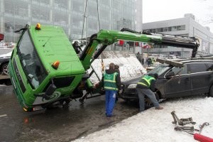 Владелец не будет "доказывать"! Он просто предъявит Иск о строплении за диски, которые оказались повреждёнными... с подкреплённой фото- и видео- фиксацией. 
Да, он сначала оплатит штраф за нарушение правил парковки, счёт за эвакуацию, счёт за хранение на спецстоянке (если свыше бесплатного лимита времени), а потом получит денежные средства за материальный ущерб, полученный путём рукожопой эвакуации "за диски"! 
Знаю точно, что в Москве ГУП АМПП и ещё две коммерческих организации (тоже перемещение ТС на спецстоянки) выплачивали по таким искам... И будут выплачивать, если повредят автомобили! У них там всякое уже происходило... ) 
Мне вот интересно стало. У вас стропят за диски... А если АКПП в режиме Парк., а стропа при погрузке провернёт приводное колесо, готово предприятие оплачивать ремонт АКПП? Лично я не согласился бы на "ремонт"! Только агрегатная замена на новую!