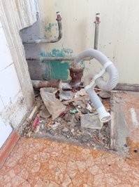 К сожалению, не догадался сделать фото как было "до".
Только один ужас сфоткал, когда на кухне раковину снял. По этой фотке можно судить о состоянии всей квартиры.