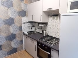 Молодец конечно, но что-то долго возился. 
Мы с женой у тёщи в двушке делали ремонт от пола до потолка.  Сначала ванная, туалет,  окна правда уже были, но все двери менял (электрика, плитка, сантехника, канализация, трубы)
В основном делал я, жена на подхвате и затирке швов.
Заняло 5 недель, причем работали только выходные.
Дальше - коридор (электрика, двери, ламинат обои), натяжной потолок правда заказали. Это заняло 3 недели (только по выходным).
Под конец - кухня (электрика, сантехника, ламинат, плитка, обои, потолок опять заказали.) С кухней управились за майские праздники, заранее заказанную кухню собрал неспеша за два дня.
И день на сборку шкафов в коридоре.
Итого получилось что-то около 26 рабочих дней. Начали в феврале, закончили в мае.
Фото кухни ниже