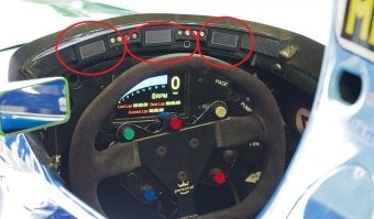 Три спидометра Шумахера.
Cперва мы даже посмеялись над запросом – тогда гонщики использовали только тахометры, и им хватало.
Он объяснил свою позицию: тахометры, безусловно, были очень полезными, но он хотел знать, что лучше помогает при разгоне – преодоление поворота на третьей передаче или на второй. К примеру, помогает ли дополнительное ускорение со второй передачи достигать большей максимальной скорости, или эффект теряется из-за необходимости переключения?
Но главный аргумент заключался даже не в этом. Он звучал как «Если вдруг я поменяю передаточные числа в коробке, то все мои точки отсчета пропадут – хотя обороты останутся прежними».
«Скорость в реальном времени пусть показывает спидометр в середине, – пояснил Михаэль. – спидометр слева пусть показывает минимальную скорость в повороте. Она должна быть там вплоть до того момента, пока я снова нажму на тормоз. После этого там должна записаться новая минимальная скорость.
Справа пусть будет максимальная скорость – и она должна сохраняться вплоть до того момента, пока я не выжму полностью газ на секунду-другую. Так я успею увидеть показатели с предыдущей прямой».
В итоге мы сделали все, как он хотел, и он взялся за эксперименты с передаточными числами, пилотажными стилями, траекториями и различными настройками.
--
В этой машине из последних рулей, он чуть изменил панель, поскольку уже изучил соотношения. А вот ранняя версия.