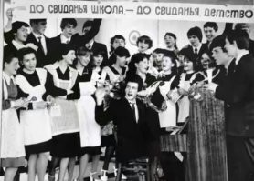 В наше время во время учебы при входе в школу стояли учителя и смотрели, чтоб юбки у девчонок были не выше колен!) А уж на выпускном - парни в костюмах и галстуках, девчонки в белых фартуках с белыми бантами!) Никакой вольности!)
Сейчас времена меняются!)