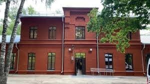 Наша Курская тоже комплекс на большой территории и тоже все здания старой постройки. Вообще полистал гугел, практически все психиатрические очень старой постройки. Новодела немного.