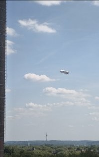 Я тоже видела дирижабль. На него можно купить билет, он туристический.