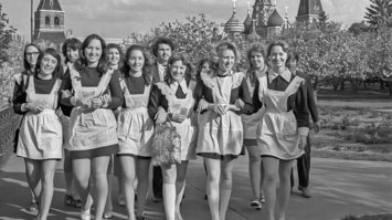 Да, перестань... Ходили девчонки как хотели, с определенного возраста замучаешься ими командовать.