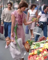 Принцесса Диана выбирает болгарский перец на рынке для королевской семьи. В сумке принц Гарри.