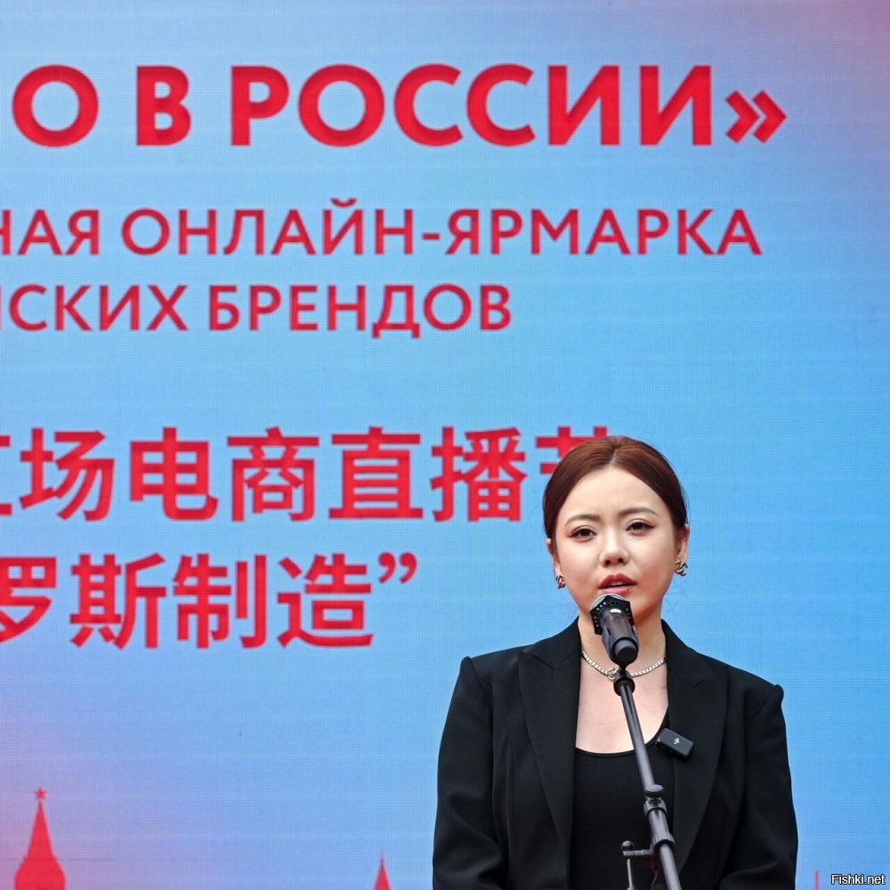 Забавно смотреть не за стримершей, а за тем, как сзади нее пейзаж искажается, когда она головой вертит.
Интересно, если фильтры убрать, как она по-настоящему выглядит?

UPD Нашел фото без фильтров
