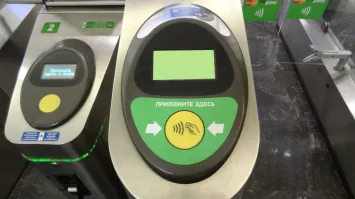 В Питере с 2015 года можно.

"Петербургский метрополитен первым в России предоставил пассажирам возможность бесконтактной оплаты проезда прямо на турникетах по технологии PayPass/PayWave. ТЕПЕРЬ СТАЛО ВОЗМОЖНО ОПЛАТИТЬ ПРОЕЗД В ОДНО КАСАНИЕ КАРТОЙ ИЛИ ДРУГИМ PAYPASS/PAYWAVE-УСТРОЙСТВОМ (ТЕЛЕФОНОМ, БРЕЛОКОМ, ЧАСАМИ И Т. Д.) "