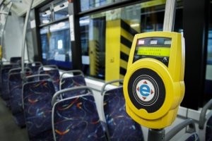 Я живу в Эстонии в Латвию ездил раз пять, там только транспортные е-талоны ..
разного цвета, отличие в сроках действия. Желтые для туристов и синие для местных. в Эстонии зеленые карты.
Э-талоны
Для того что бы активировать поездку - необходимо приложить его к терминалу, ничего сложного.

Билеты на данные виды транспорта можно купить, как у водителя (2 евро), так и в специальных автоматах (более выгодный вариант). Также проездные билеты можно купить в рижском информационном туристическом центре по адресу Rātslaukumā 6.
По городу билеты (э-талоны) продаются в газетных киосках Narvesen (это приемник "союзпечати", есть практически везде)
ВАЖНО
Перед покупкой билета стоит знать, что электронные билеты могут быть рассчитаны, как на определенное число поездок, примеру, на 1 поездку за 1.15 евро, на 5 поездок за 5.75 евро или десять - 10.90 евро; либо на время: на 24 часа и неограниченное число поездок за 5 евро; три дня за 10 евро или 5 дней за 15 евро.
Добавлю, что штраф за безбилетный проезд составляет от 20 до 50 евро.