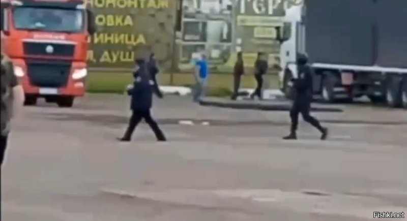 Герои дня

Простые мужики-дальнобойщики в Иркутской области пытаются камнями и досками вырубить дроны, которые взлетают в сторону аэродрома. Каждого из этих беспилотников хватит, чтобы убить всех стоящих на крыше. И при повторной детонации - всех, кто вокруг.

А мимо спокойно идут полицейские. У которых некомплект, низкая зарплата и и такой же низкий уровень серотонина.