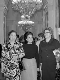 Это у нас с Раисы. А на самом деле, наши первые леди, хоть и не любили светиться, но в протокольных мероприятиях участвовали.
"Первая леди", должность не выборная. А термин происходит от "первое лицо государства". Так называют глав государств. Президентов, монархов , ну пр.
Скромность жён советских вождей объясняется очень просто. Когда они выходили замуж за будущих монстров политики, те были какими-нибудь рядовыми сотрудниками. И дамы соответственно были самыми что ни на есть простецкими. Такими и остались на всю жизнь.
У той же Джеки Кеннеди родной отец был биржевым брокером, а отчим наследником Standard Oil. Надо объяснять что это такое? Вот Вам и разница. А до Джеки тоже особо никто не светился. Вы видели когда-нибудь жену Рузвельта? А Черчилля?