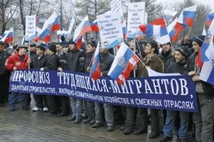 В Чебоксарах с многоэтажного дома обрушилась кирпичная кладка и повредила два автомобиля