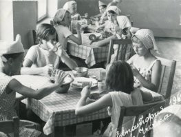 Обед в пионерском лагере Чайка. Евпатория.1967г.