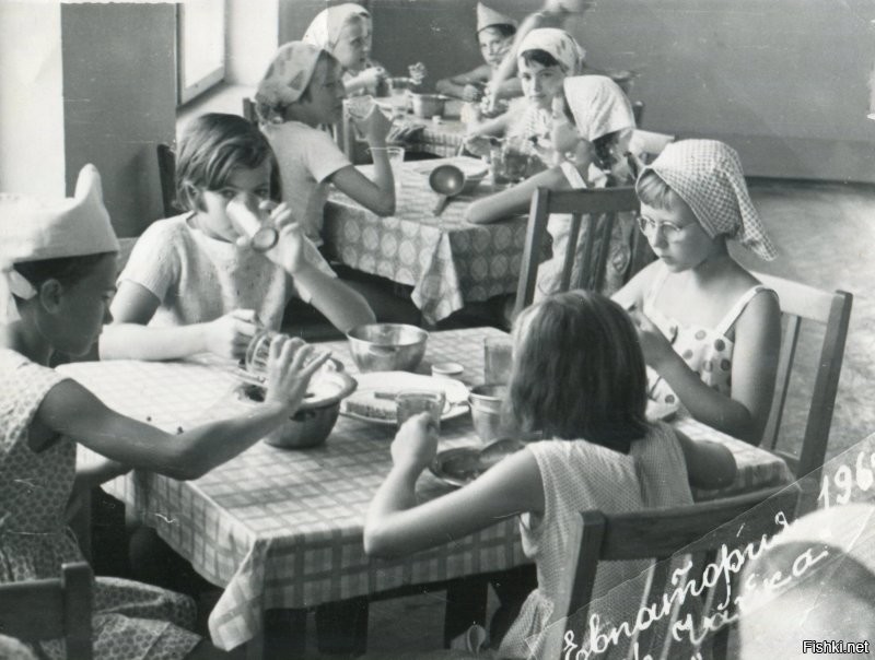 Обед в пионерском лагере Чайка. Евпатория.1967г.