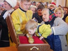 Теория Дарвина для верунов  как солнечный свет для вампиров. Их от теории, да в принципе как и от всей науки, корежит. 
Ведь сущность религий , а в данном случае христианства, расширение паствы, и как одна основная начать затягивать в свои члены как можно раньше, с младенчества, с детства..