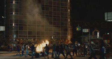 - что с тобой? это же твоя машина!
- заткнись! смотри, как горит!