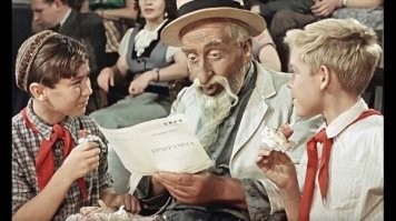 Фото 4. А откуда в те годы пошла мода носить круглые шапочки типа тюбетеек? И в фильме "Старик Хоттабыч" такие носили.