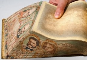Книги могут выглядеть как обычные старые книги, но там спрятан любопытный маленький секрет. Это картина - роспись по книжному обрезу   сцена, нарисованная по краю страниц книги; невидимая, когда книга закрыта. 
Роспись по книжному обрезу была особенно популярной в период с 18 века до начала 20-го. Самые ранние примеры декоративного оформления книжных обрезов обычно были геральдическими орнаментами.
Изображения, которые видны в зависимости от того, приоткрыта ли книга или же плотно закрыта, начали появляться уже в середине 17 века.
Тогда же художники обратились к пейзажам, научились наносить на книжные обрезы портреты и религиозные сюжеты. Расцвет этой декоративной техники пришелся на конец 19-го и начало 20 века.
Вот такая есть легенда о возникновении росписей по обрезу. А, может и не легенда, просто исторический факт: Карл II начал эту затею в 1600-х годах, когда нечестная герцогиня его двора начала одалживать свои книги и «забывать» возвращать их. Король обратился к придворному художнику, и вместе они разработали план для идентификации книг королевской коллекции.
 Карл однажды посетил герцогиню и увидел на полках одну из его невозвращенных книг.
Взяв её в руки он сказал: «Книга из моей библиотеки».
«Но, сир, - возразила дама, - эта книга моя».
Король поднял брови. Затем, с улыбкой, он развернул книгу и показал то, что было нарисовано на внутренних краях - королевский герб. Позолота на внешних краях полностью скрывала идентификацию.