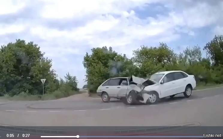 на своей полосе он врезался, а дальше уже понесло на встречную.