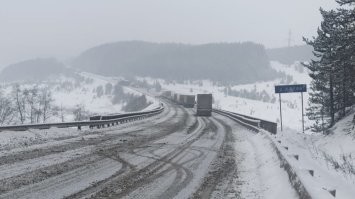 интересно долго он сможет ехать по М5 по такой погоде и дороге, да еще и в снегопад и с ушлепками на фурах.