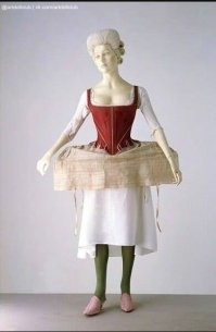 Понятно, что она фижмы изобразила... не понятно зачем.