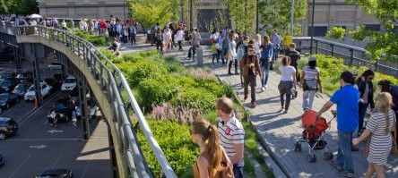 напоминает High Line парк в Нью Йорке.
когда то были жд пути, поднятые над улицами.