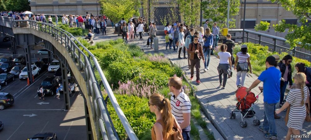 напоминает High Line парк в Нью Йорке.
когда то были жд пути, поднятые над улицами.