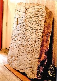 Дашкин Камень - уникальный артефакт неизвестного происхождения из камня, с нанесённой (как утверждается) трёхмерной картой Уральского региона. Камень найден в селе Чандра в Башкирии (Российская Федерация). По мнению исследователей Дашкин Камень - свидетельство существования высокоразвитой древней цивилизации. Если оно верно это может также служить подтверждением мнения креационистов о допотопной цивилизации людей.

В Башкирии давно ходит легенда о странных плитах с орнаментами. В 1921 году про них упомянул в своем отчете побывавший на Чандаре историк Вахрушев. Он сообщал, что плит шесть, но четыре утеряны. А в источниках девятнадцатого века говорится, что плит было две сотни.

Найденная в 1999 году каменная плита размером 1,5 метра на метр и высотой 20 сантиметров была привезена учеными Башкирского государственного университета во главе с проректором, профессором, доктором физико-математических наук Александром Николаевичем Чувыровым.