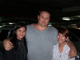 Вот тебе и одна страна . 
В Сурабайе на каждом рынке пункты снятия напряжения у жаждующих . Но это для местных . Там грязь , унылый местный колорит и дамы , честно говоря словно из Бангладеш . Фуфуфу в общем .
Есть же заведения где одноразово , как в амфитеатре , рядами в три-четыре яруса , на диванах сидят до пары сотен чаровниц на любой вкус .
Девчонки вольных взглядов есть везде . Такие котятки попадаются , чудо !
А этих дур замоташек в день увидишь десяток , может два и то возле учебных заведений .